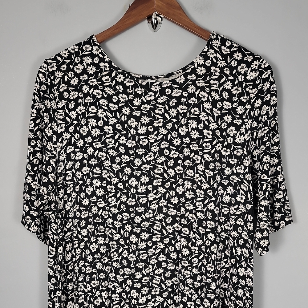 Old Navy Relaxed Black and White 3/4 Sleeve Dress